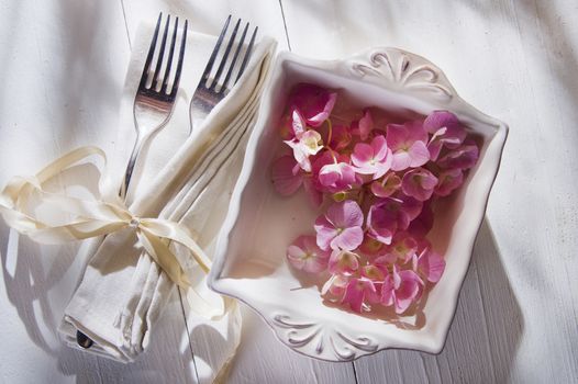 Using the flower hydrangea for the preparation and decoration of the table 