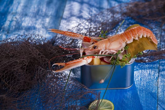 Presentation of a crustacean with mixed vegetables in box 