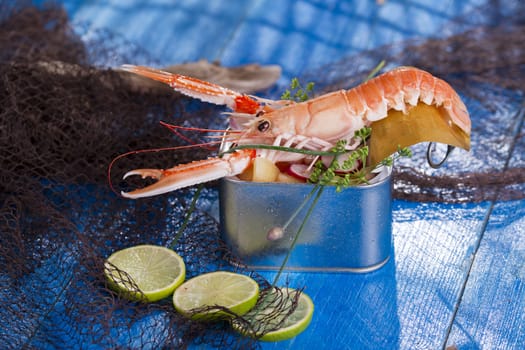 Presentation of a crustacean with mixed vegetables in box 