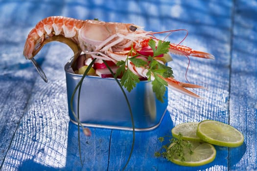 Presentation of a crustacean with mixed vegetables in box 