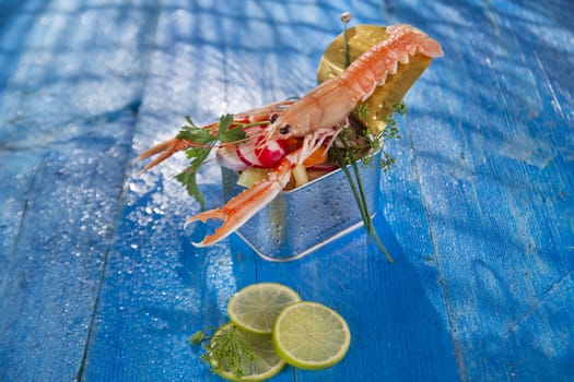 Presentation of a crustacean with mixed vegetables in box 