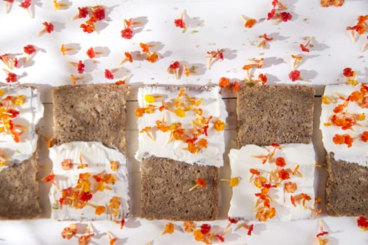 Sandwiches made from bread and cheese to the smell of spring 