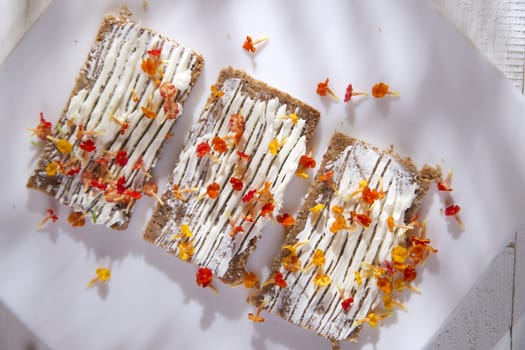 Sandwiches made from bread and cheese to the smell of spring 