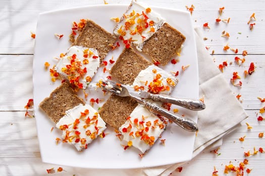 Sandwiches made from bread and cheese to the smell of spring 