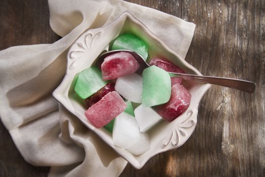 Presentation of the different colors of ice cubes 