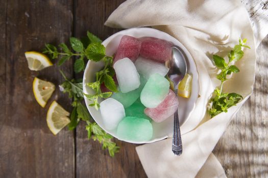 Presentation of the different colors of ice cubes 