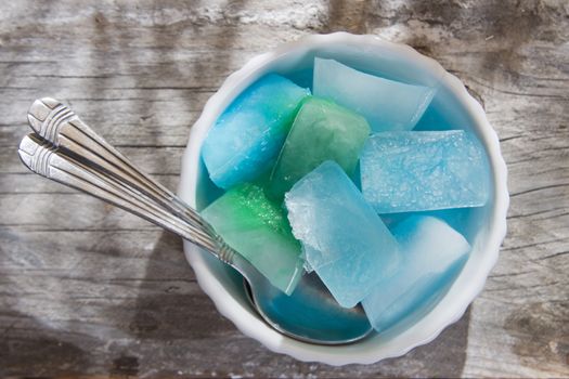 Presentation of the different colors of ice cubes 