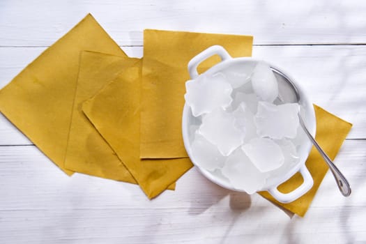 Presentation of ice cubes for drinks container 