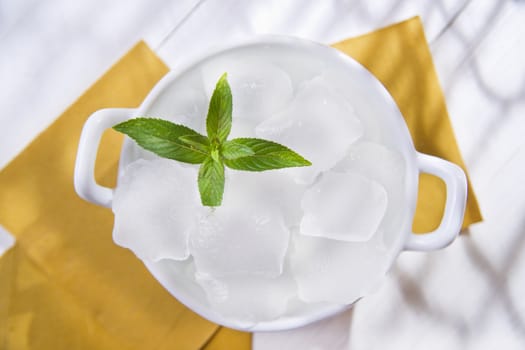 Presentation of ice cubes for drinks container 