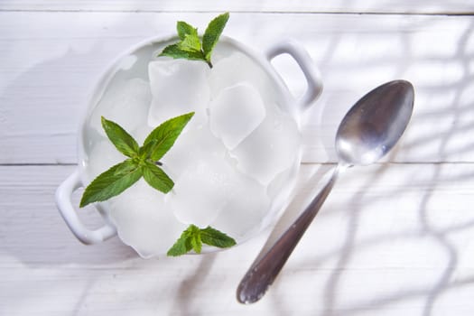 Presentation of ice cubes for drinks container 