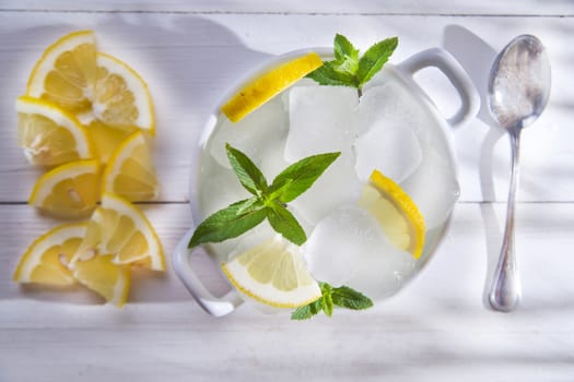 Presentation of ice cubes for drinks container 