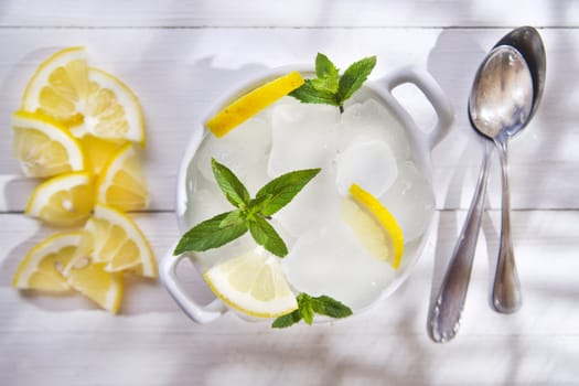 Presentation of ice cubes for drinks container 