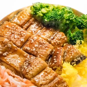 The close up of Japanese grilled eel and rice on bowl set.