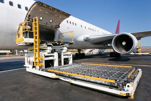 Loading platform of air freight to the aircraft