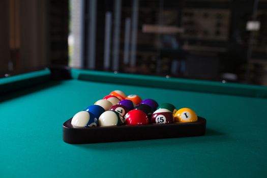 start position fifteen ball on green billiard table