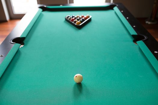 start position fifteen ball on green billiard table