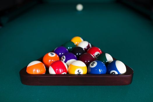 start position fifteen ball on green billiard table