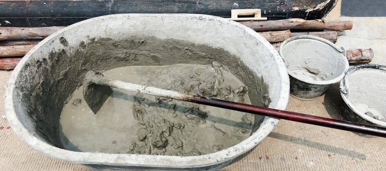 Mixing a cement in salver for applying construction