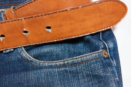 Jeans, brown belt (The dark)