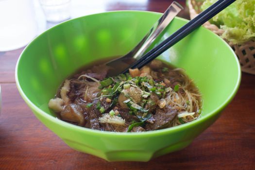 Beef noodle bowls, green