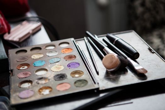 Make-up colorful eyeshadow palettes with makeup brushes