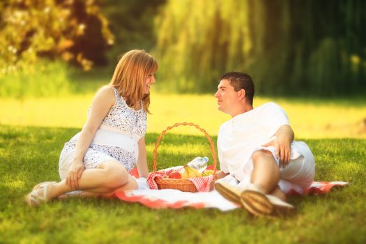 Pregnant couple on picnic