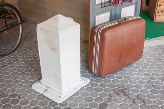 main
kilometer
And an old brown suitcase with large leaves.