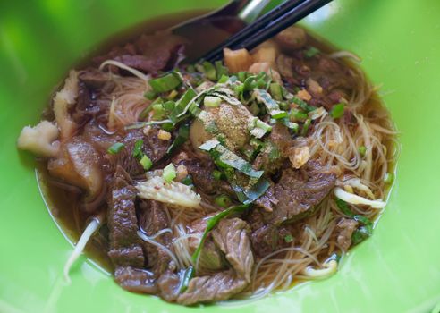 Beef noodle bowls, green