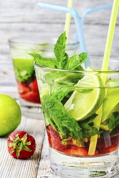 Popular summer alcoholic cocktail with rum,lime and mint.