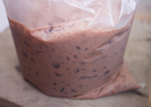 Cocoa, chocolate sauce. In a large plastic bag