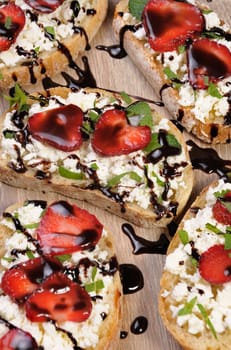 Sandwich  ricotta and mint with strawberry slices and chocolate topping