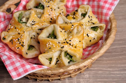 puff pastry with spinach and ricotta in a basket on table