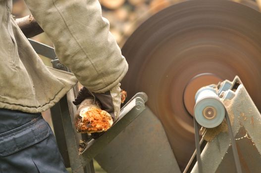 Man working with the circular saw.