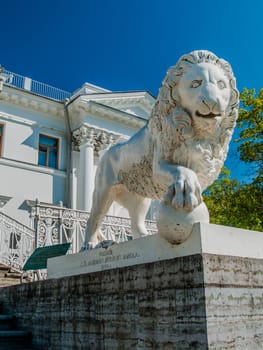 Sculpture of a lion near the palace in the city park