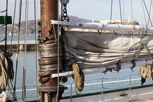 The hawser on the sailboat mast and the square sail