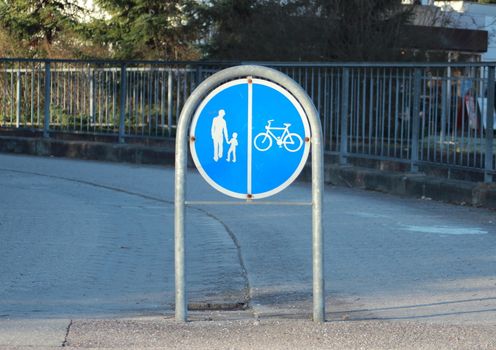 Sign to separate promenade and biking area