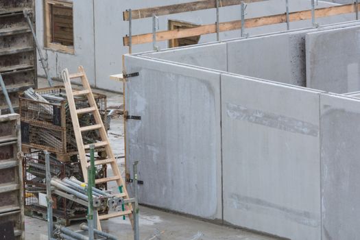 Construction of steel and concrete for the construction of an apartment building with underground parking with precast concrete walls.