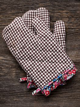 close up of rustic kitchen oven baking mitten glove