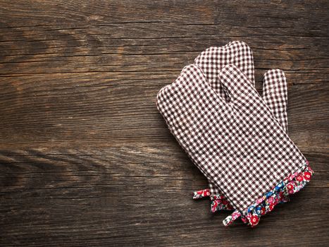 close up of rustic kitchen oven baking mitten glove