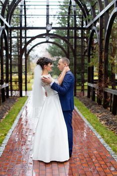 Bride and groom posing in the rain