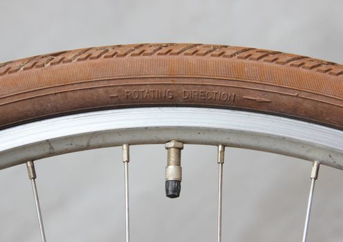 Rotate direction on bike wheel with valve