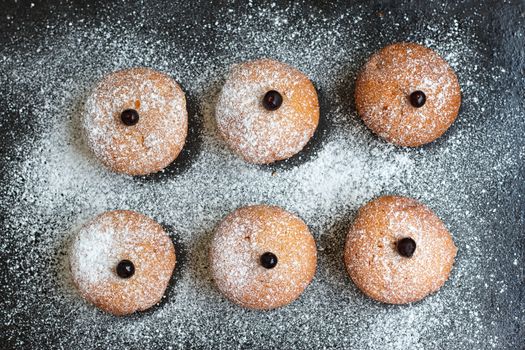 Muffins with black currant sprinkled with powdered sugar.