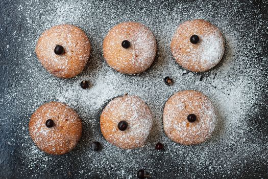 Muffins with black currant sprinkled with powdered sugar.