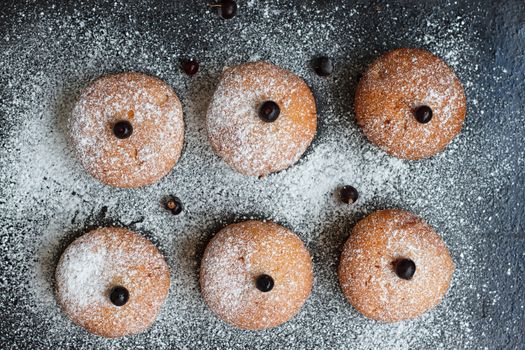Muffins with black currant sprinkled with powdered sugar.