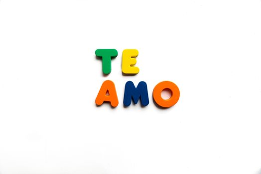 Te amo in white background