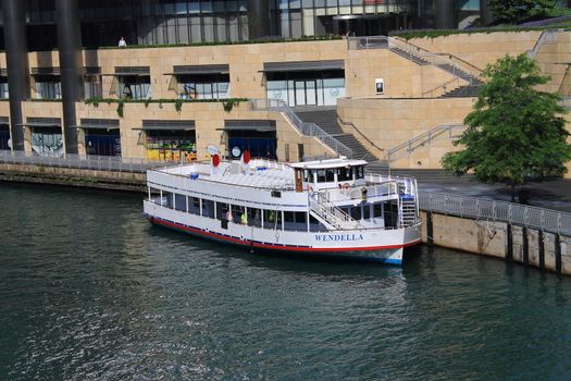 Wendella sightseeing boat on the Chicago River in Chicago, Illinois.