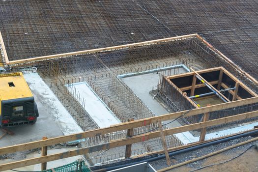 Foundation building of steel and concrete for the construction of an apartment building with underground parking.