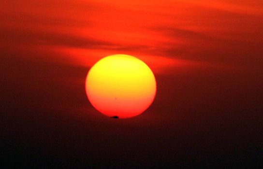 PAKISTAN, Karachi: As New Year's Eve celebrations carry on worldwide, the last sunset of the year turns the skies crimson red in Karachi, Pakistan on December 31, 2015.