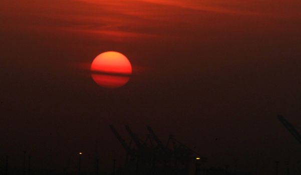 PAKISTAN, Karachi: As New Year's Eve celebrations carry on worldwide, the last sunset of the year turns the skies crimson red in Karachi, Pakistan on December 31, 2015.