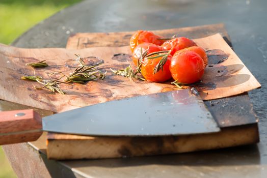 the tomatoes on the grill pan on the table